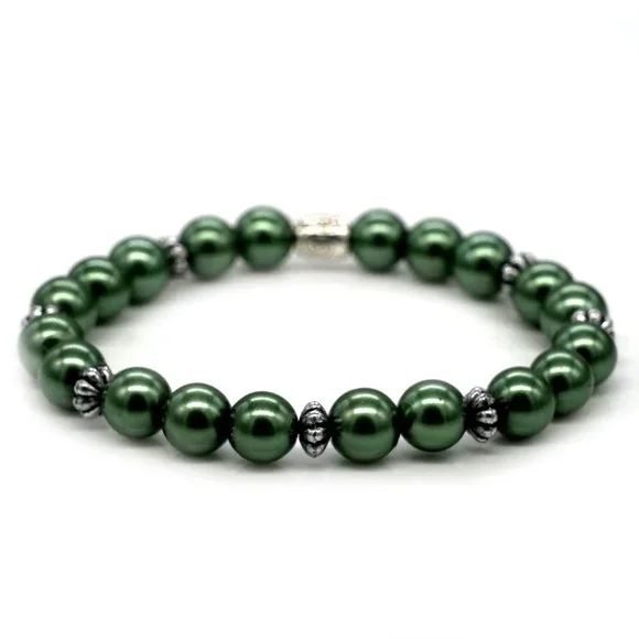 Olive green bracelet with silver spacers. - Picture 1 of 2